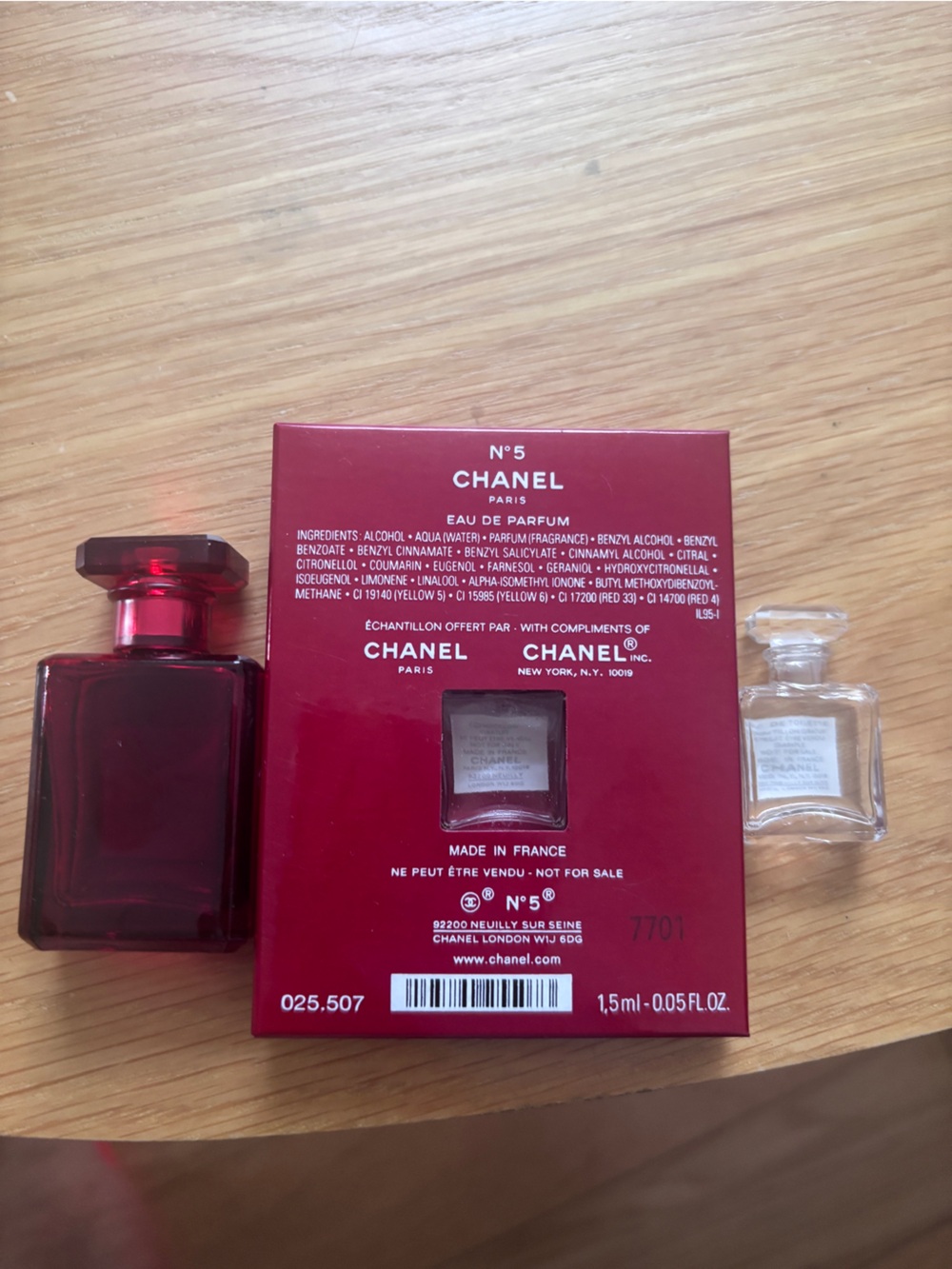 Set of 3 empty mini Chanel no 5 perfume bottles - Picture 3 of 3